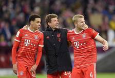 给爷整笑了，曼奇尼假意亲吻布鲁马多，将布鲁马多逗笑（曼奇尼作势亲吻布鲁马多，逗得对方当场大笑）