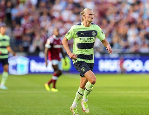 这雪有点大，欧冠赛前一名挪威记者在博德闪耀的球场边线处滑雪（欧冠赛前大雪纷飞，挪威记者在博德闪耀球场边线滑雪）